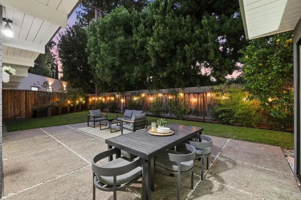 3992 Bibbits Drive Palo Alto, CA 94303