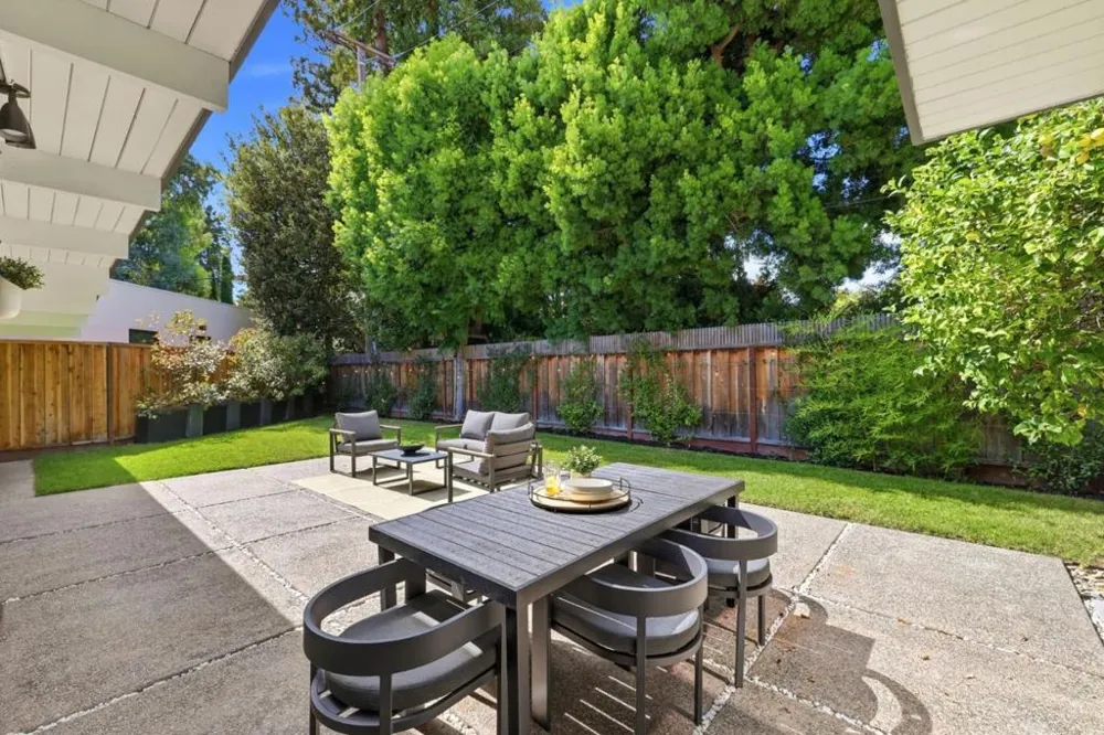 3992 Bibbits Drive Palo Alto, CA 94303