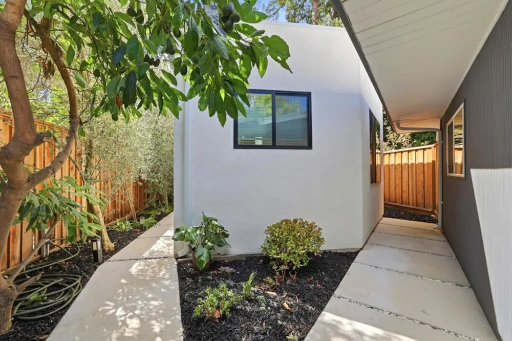 3992 Bibbits Drive Palo Alto, CA 94303