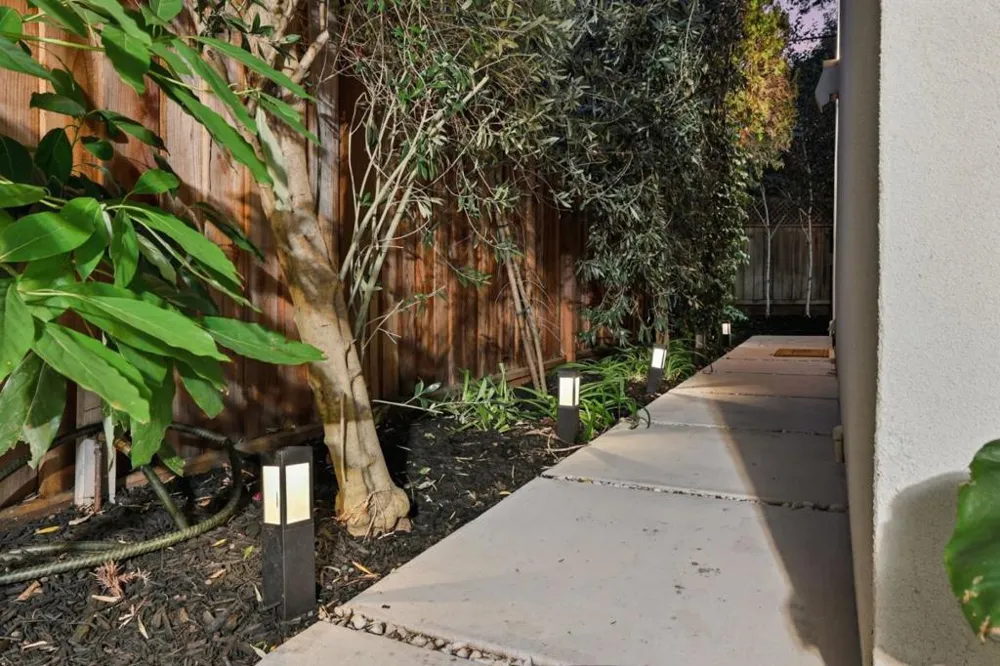3992 Bibbits Drive Palo Alto, CA 94303