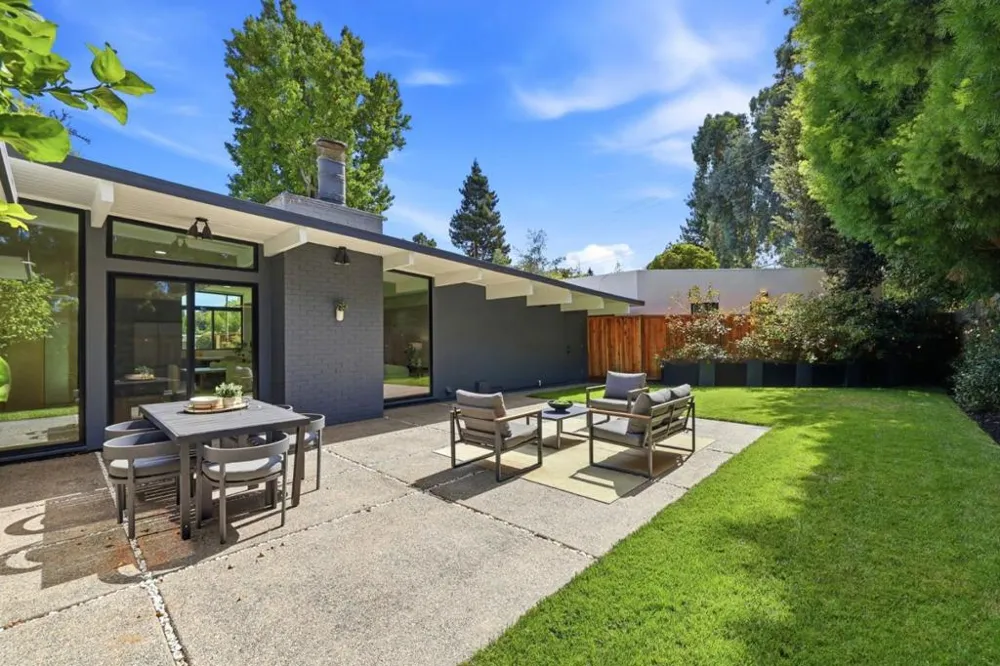 3992 Bibbits Drive Palo Alto, CA 94303