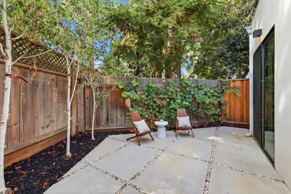 3992 Bibbits Drive Palo Alto, CA 94303