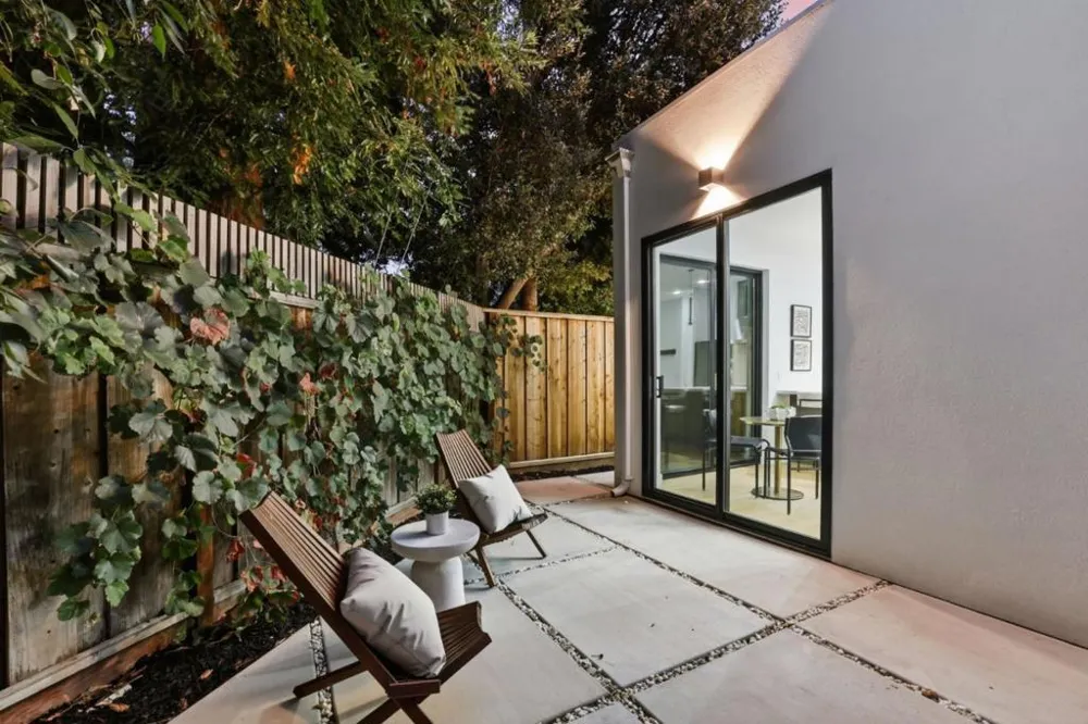 3992 Bibbits Drive Palo Alto, CA 94303