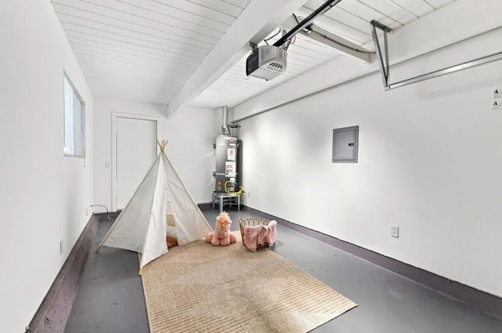 3992 Bibbits Drive Palo Alto, CA 94303