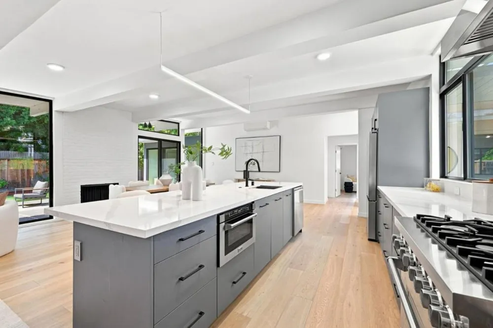 3992 Bibbits Drive Palo Alto, CA 94303