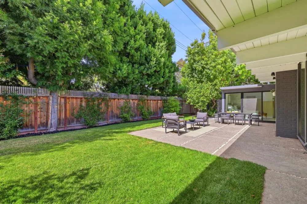 3992 Bibbits Drive Palo Alto, CA 94303