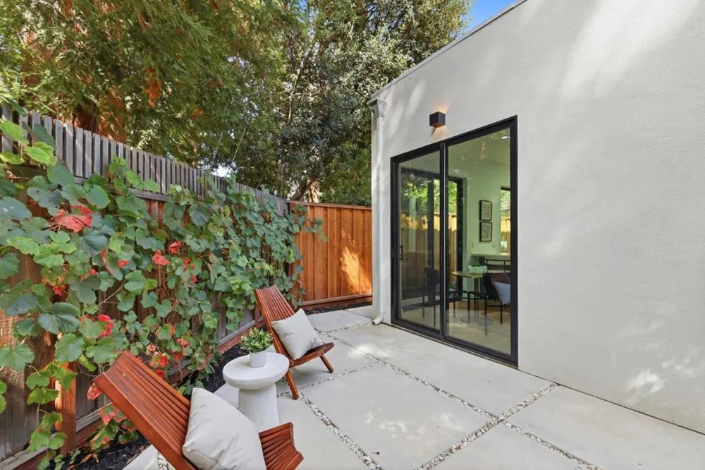 3992 Bibbits Drive Palo Alto, CA 94303
