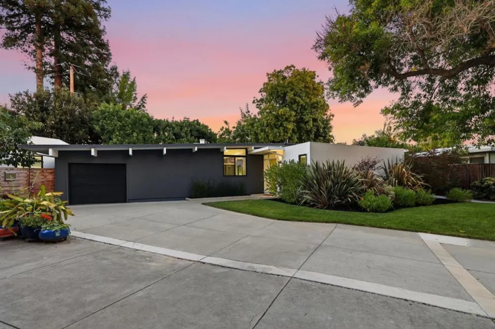 3992 Bibbits Drive Palo Alto, CA 94303