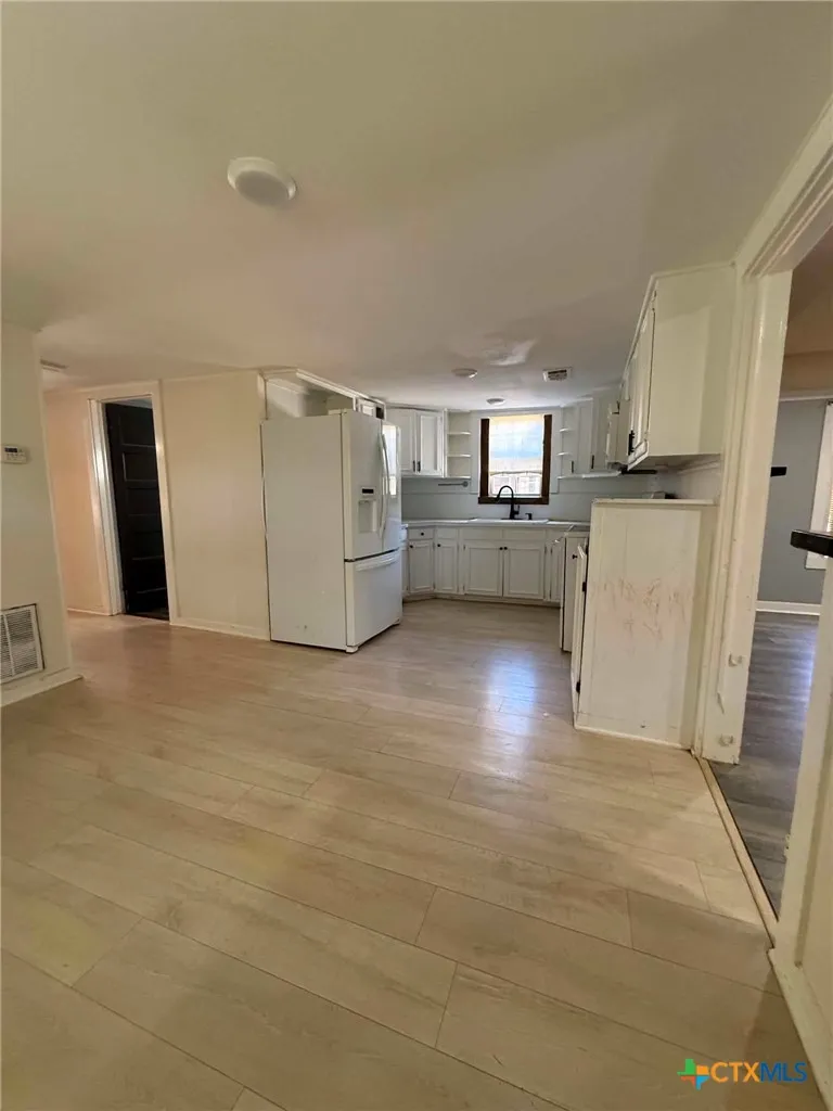 206 W Avenue B Lampasas, TX 76550