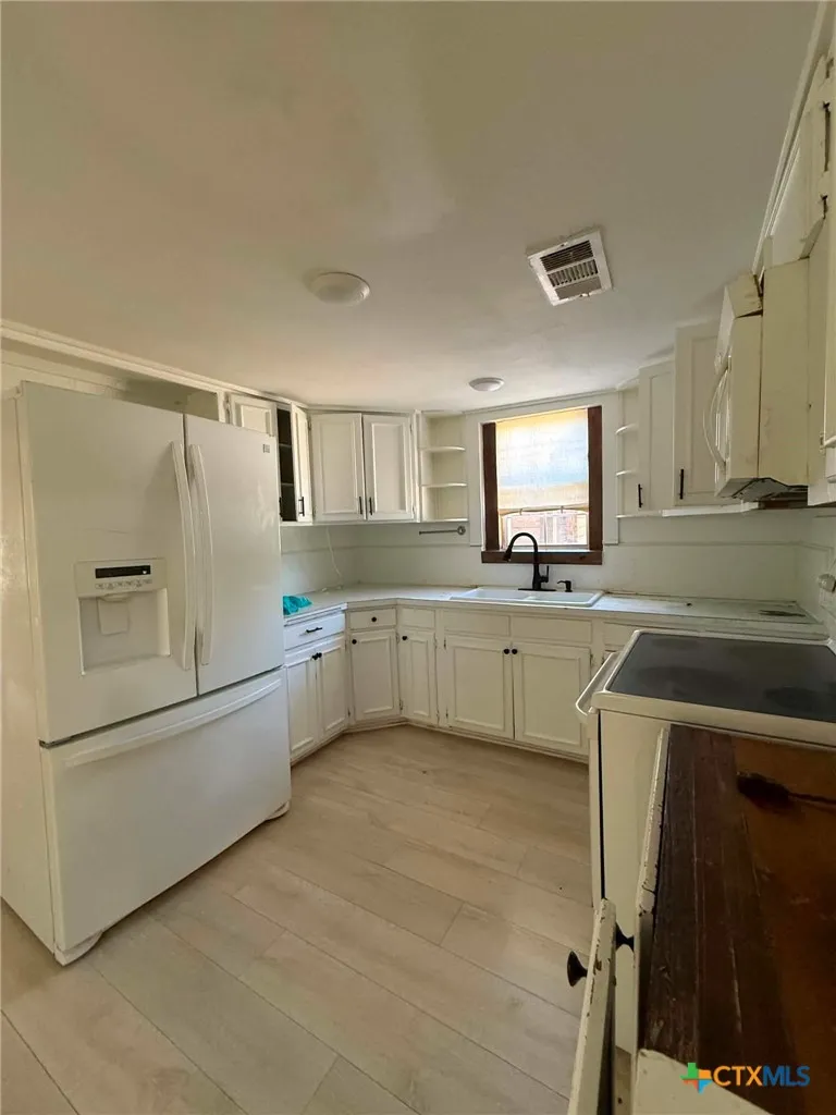 206 W Avenue B Lampasas, TX 76550