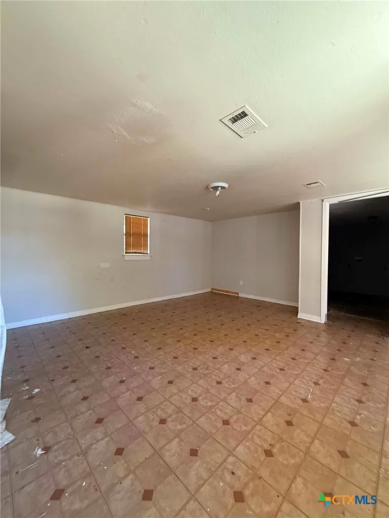 206 W Avenue B Lampasas, TX 76550