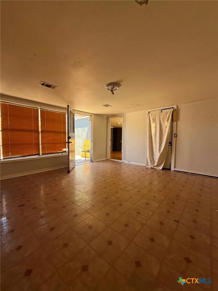 206 W Avenue B Lampasas, TX 76550