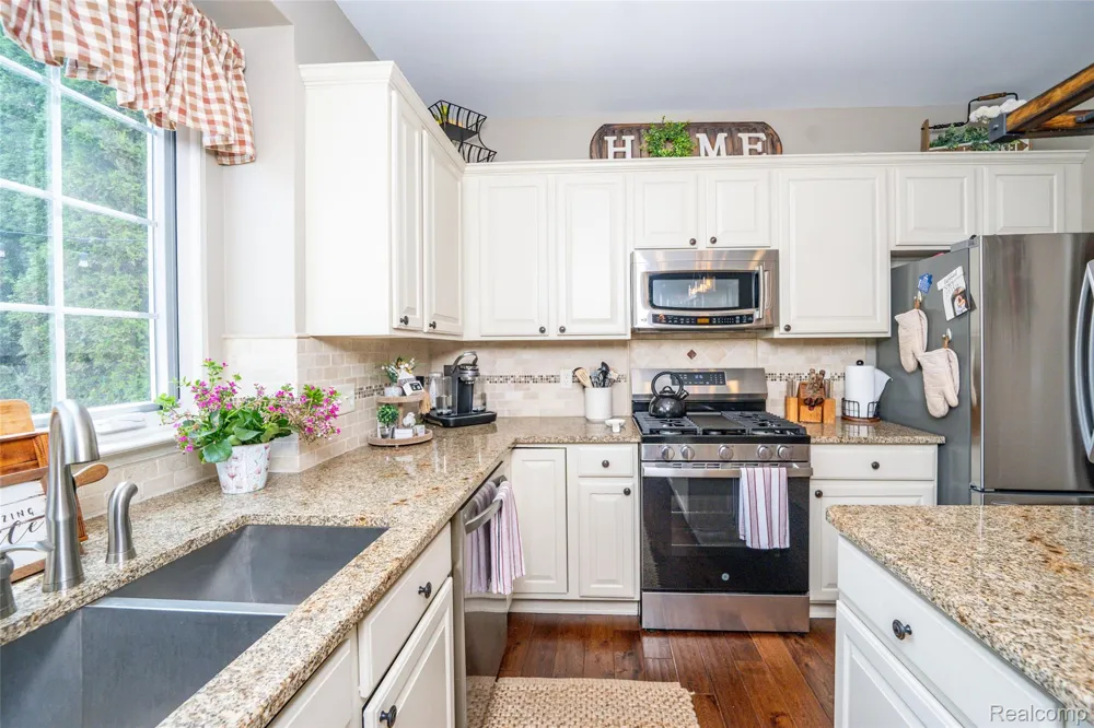 48806 Michaywe Drive Macomb Township, MI 48044