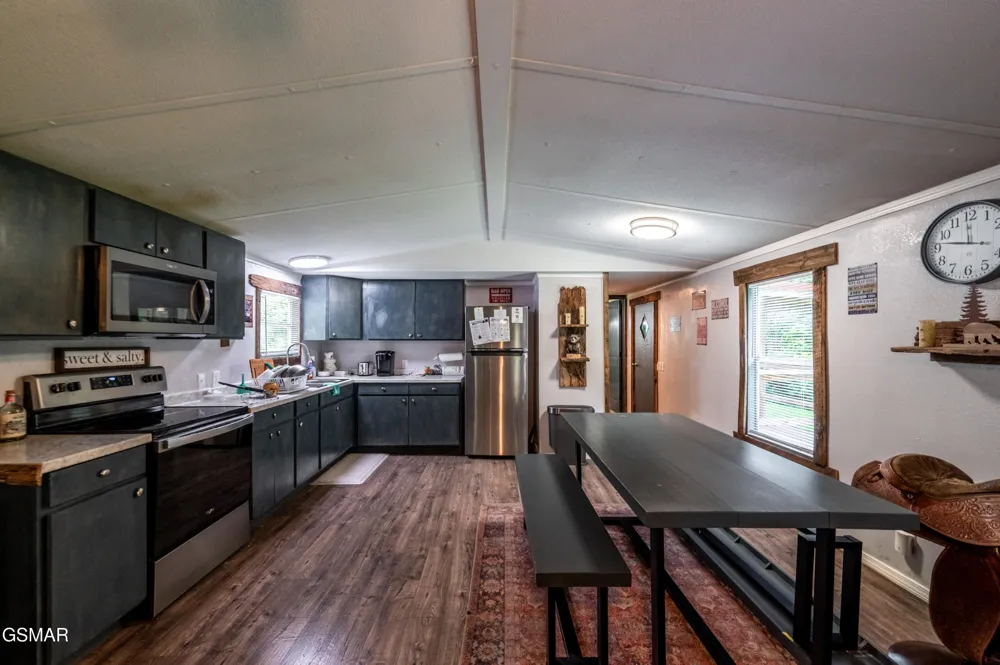 4129 Manis Hollow Road Gatlinburg, TN 37738
