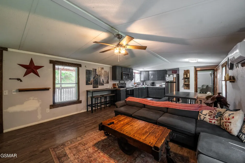 4129 Manis Hollow Road Gatlinburg, TN 37738