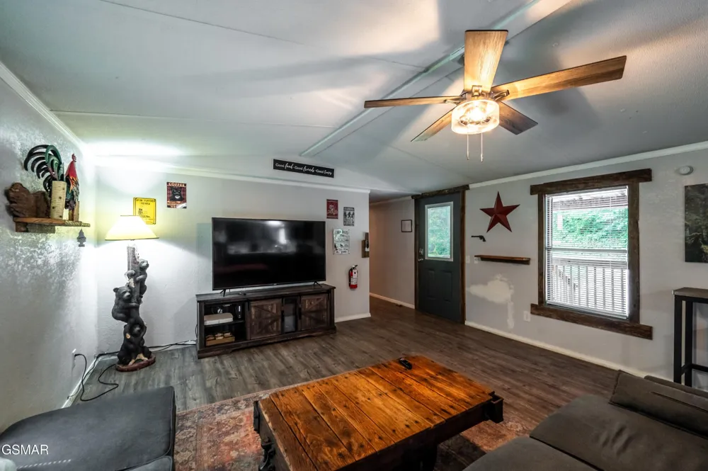 4129 Manis Hollow Road Gatlinburg, TN 37738