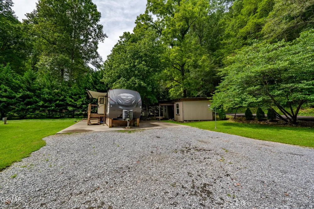 4129 Manis Hollow Road Gatlinburg, TN 37738