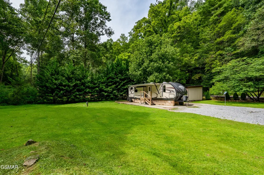 4129 Manis Hollow Road Gatlinburg, TN 37738