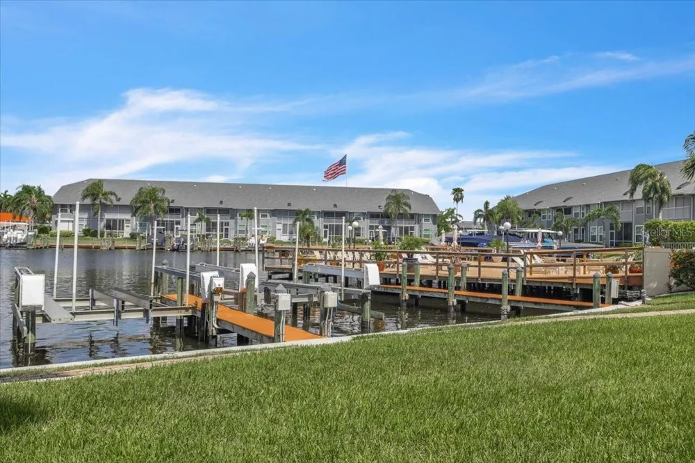 4719 SE 17TH PLACE #105 Cape Coral, FL 33904