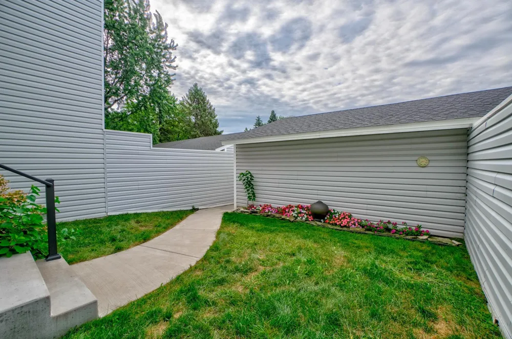 2174 Tower Court Woodbury, MN 55125