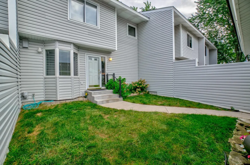 2174 Tower Court Woodbury, MN 55125