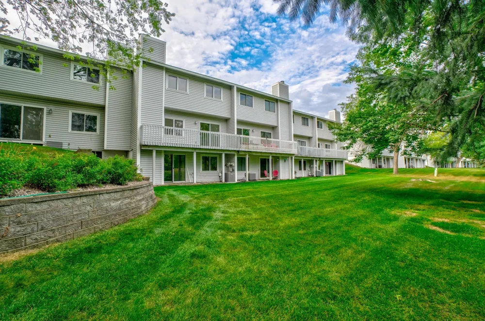 2174 Tower Court Woodbury, MN 55125