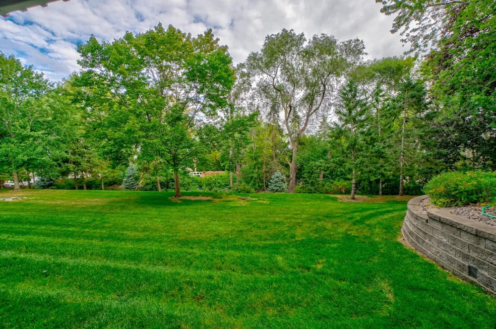 2174 Tower Court Woodbury, MN 55125