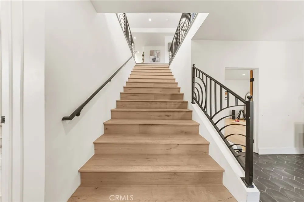 2927 Park Center Los Angeles, CA 90068