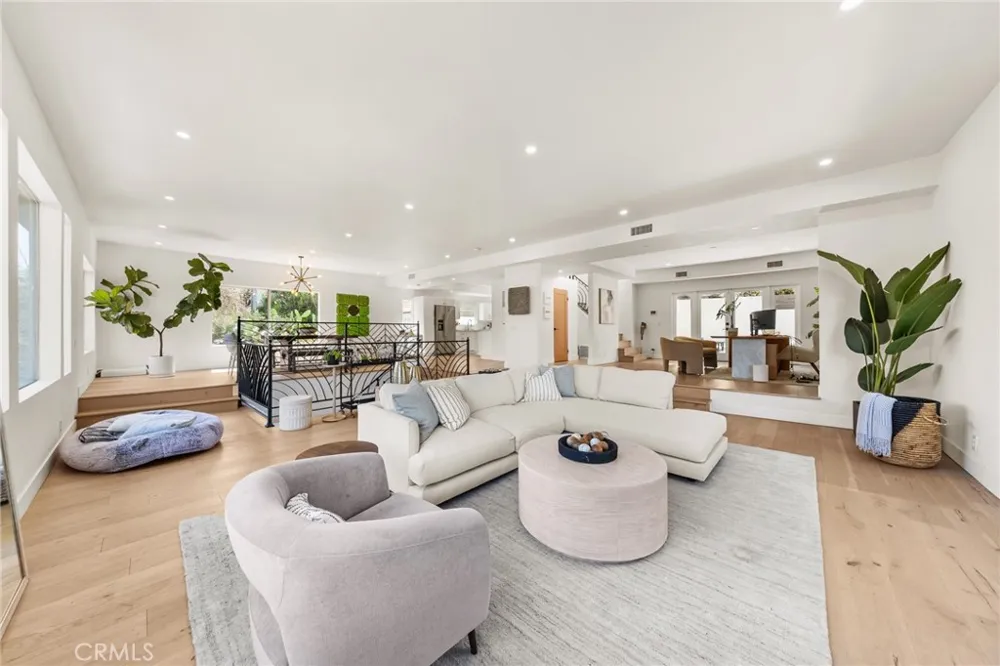 2927 Park Center Los Angeles, CA 90068