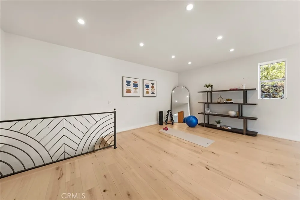 2927 Park Center Los Angeles, CA 90068