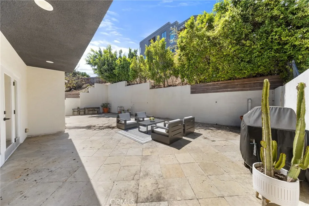 2927 Park Center Los Angeles, CA 90068