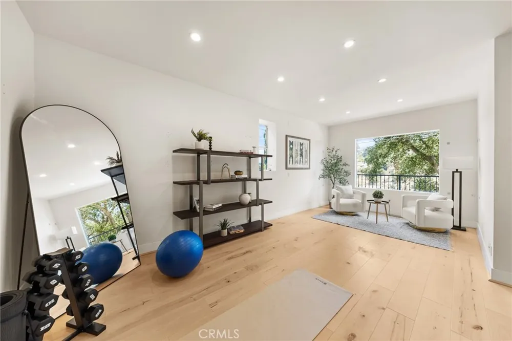 2927 Park Center Los Angeles, CA 90068