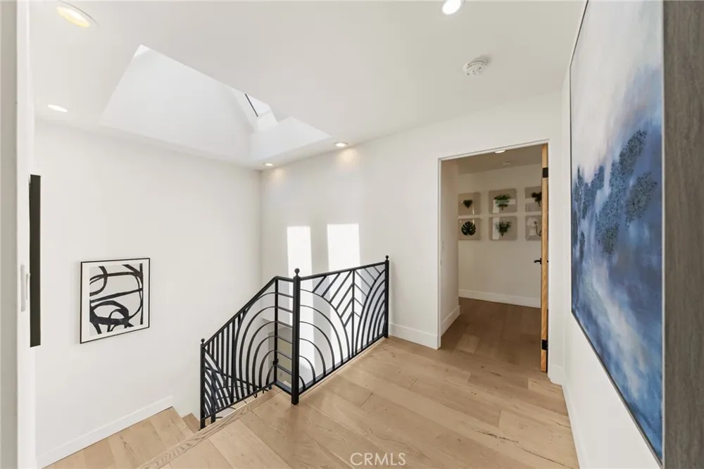 2927 Park Center Los Angeles, CA 90068