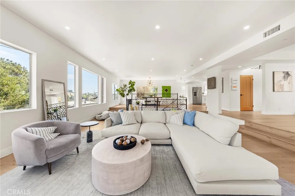 2927 Park Center Los Angeles, CA 90068