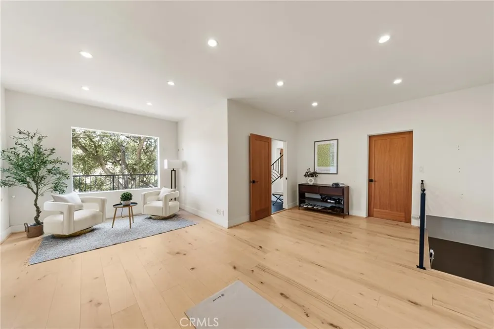2927 Park Center Los Angeles, CA 90068