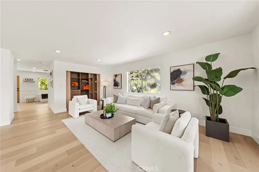 2927 Park Center Los Angeles, CA 90068
