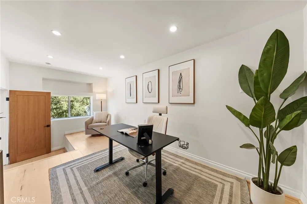 2927 Park Center Los Angeles, CA 90068
