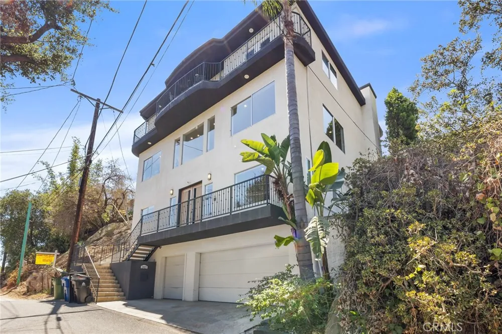 2927 Park Center Los Angeles, CA 90068