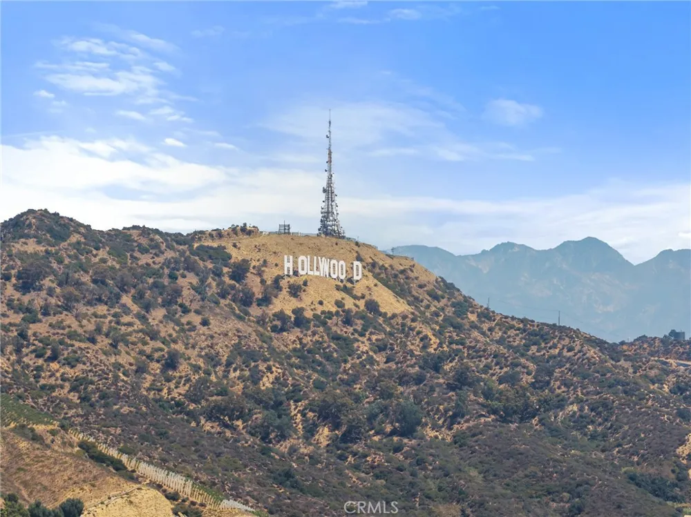 2927 Park Center Los Angeles, CA 90068