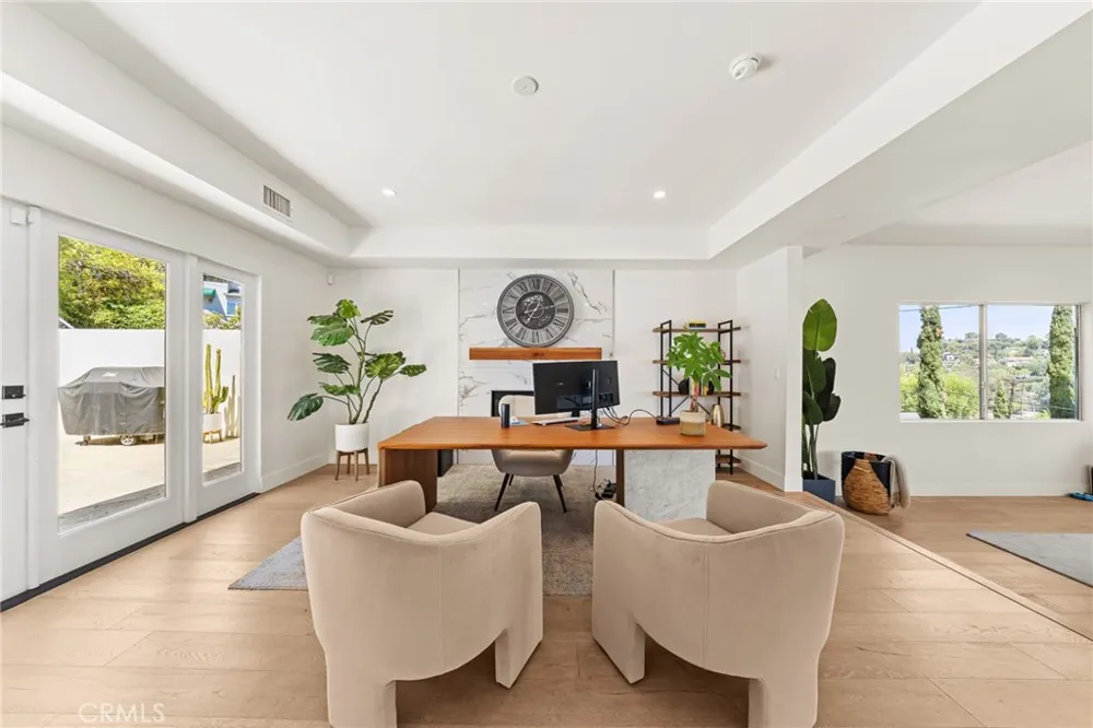 2927 Park Center Los Angeles, CA 90068