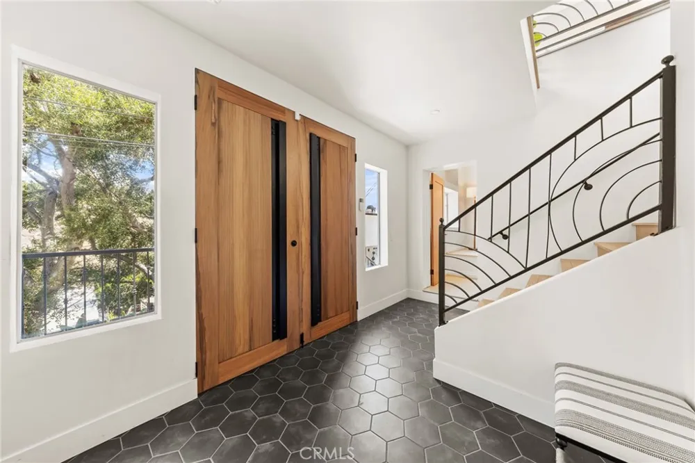 2927 Park Center Los Angeles, CA 90068