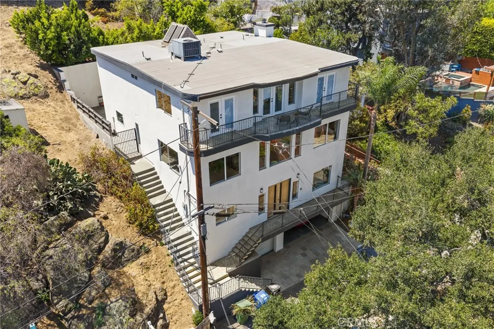 2927 Park Center Los Angeles, CA 90068
