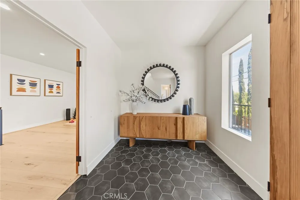2927 Park Center Los Angeles, CA 90068