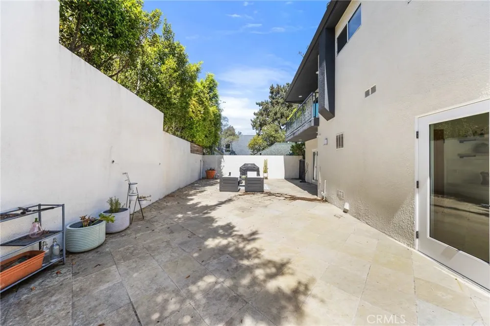 2927 Park Center Los Angeles, CA 90068