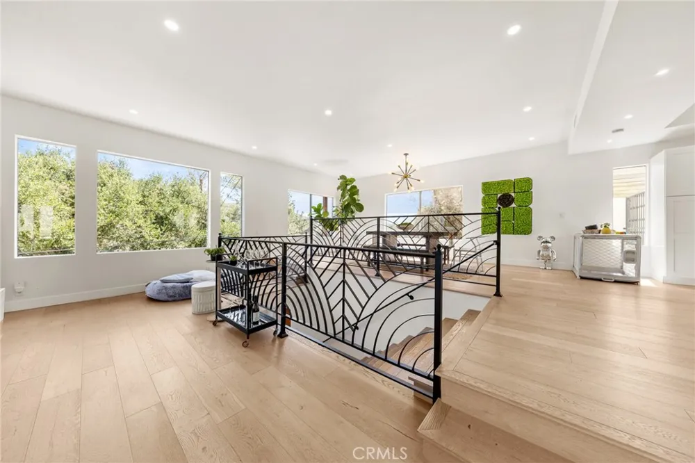 2927 Park Center Los Angeles, CA 90068