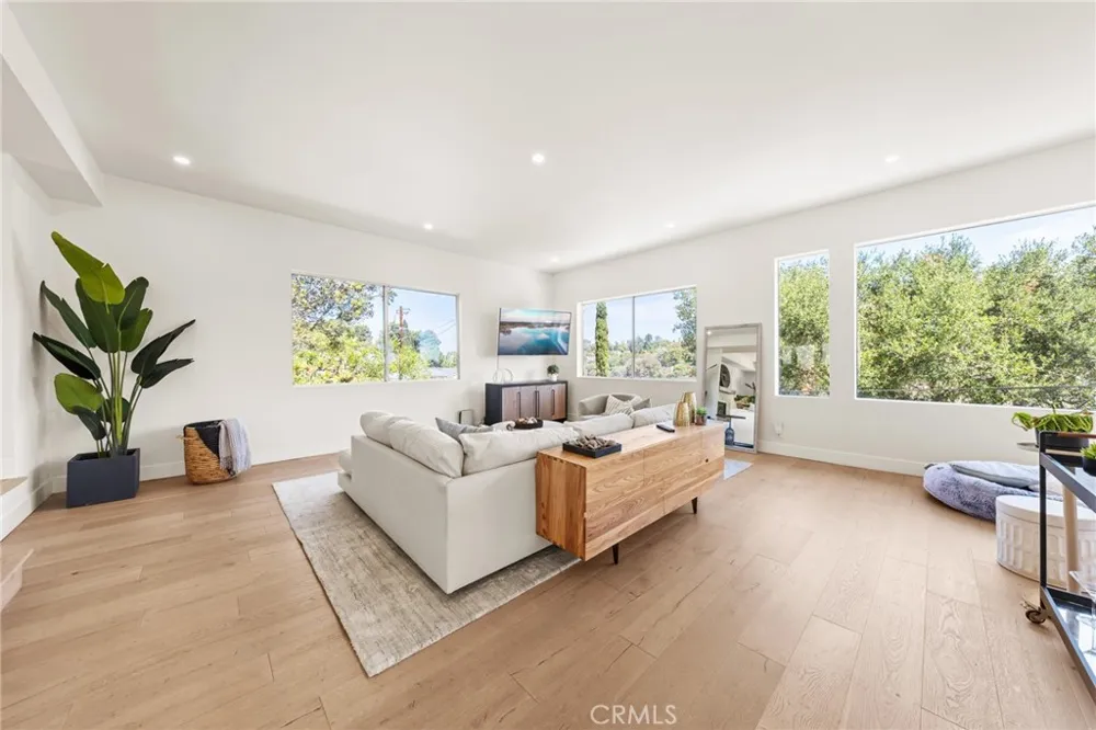 2927 Park Center Los Angeles, CA 90068