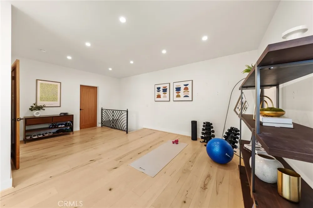 2927 Park Center Los Angeles, CA 90068