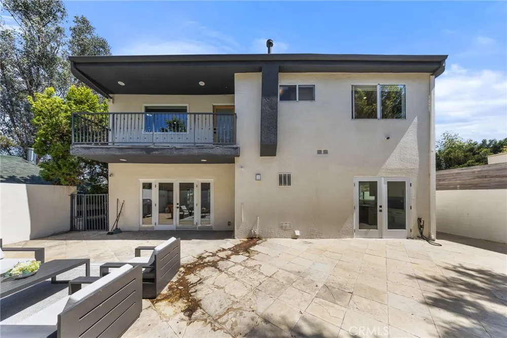 2927 Park Center Los Angeles, CA 90068