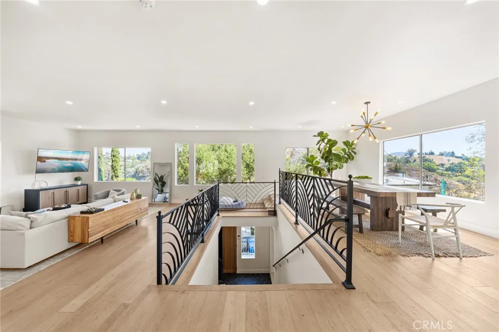 2927 Park Center Los Angeles, CA 90068