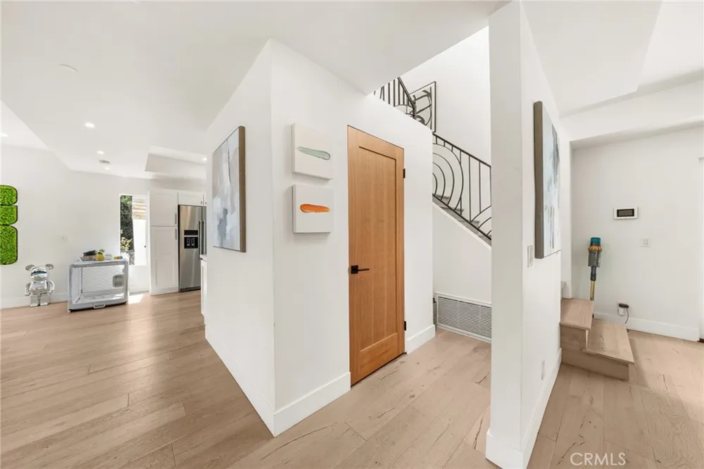 2927 Park Center Los Angeles, CA 90068